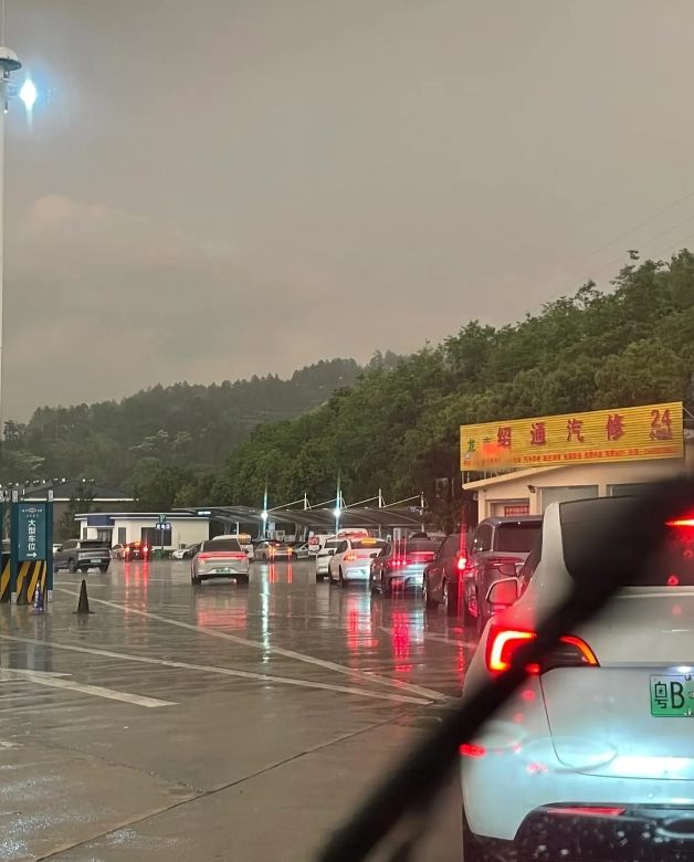 万万没想到，五一节假日，开新能源汽车的车主天塌了！
我记得开车路过一个服务区的时
