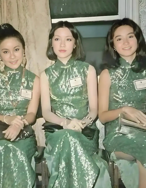 1977年，23岁的林青霞居然不敌她。

三人合照中第一眼被牢牢吸引住的不是林青