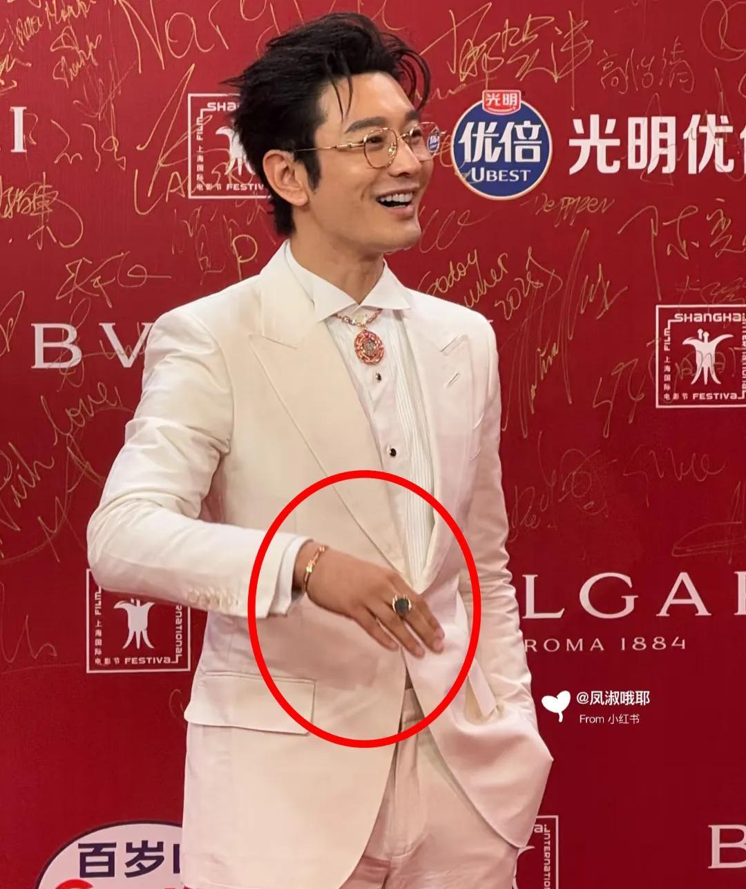 黄晓明啊黄晓明，说你啥好？
这手上的大金镯子，大钻戒实在让人看不懂。
黄晓明这一