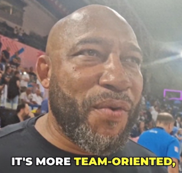 今日早些时候，雄鹿助教哈姆在现场观战男篮欧锦赛希腊VS意大利的比赛。
哈姆在场边