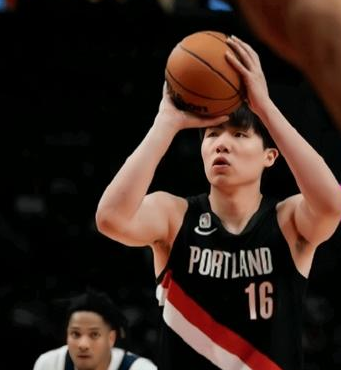 中国男篮球员杨瀚森职业生涯首次面对偶像约基奇。北京时间11月1日，NBA常规赛开