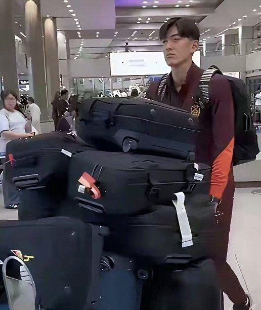 这次国足从韩国回来，个个收获满满，看样子光行李箱就人均好几个，不知道是不是把韩国