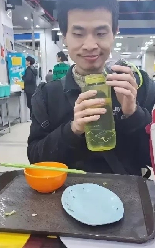 刚刚去查了查韦东奕，不查不知道，一查才知道！

韦东奕，33岁，独自在北京生活，