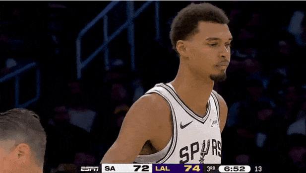 文班亚马进攻中与八村垒膝盖对撞，随后单膝跪地