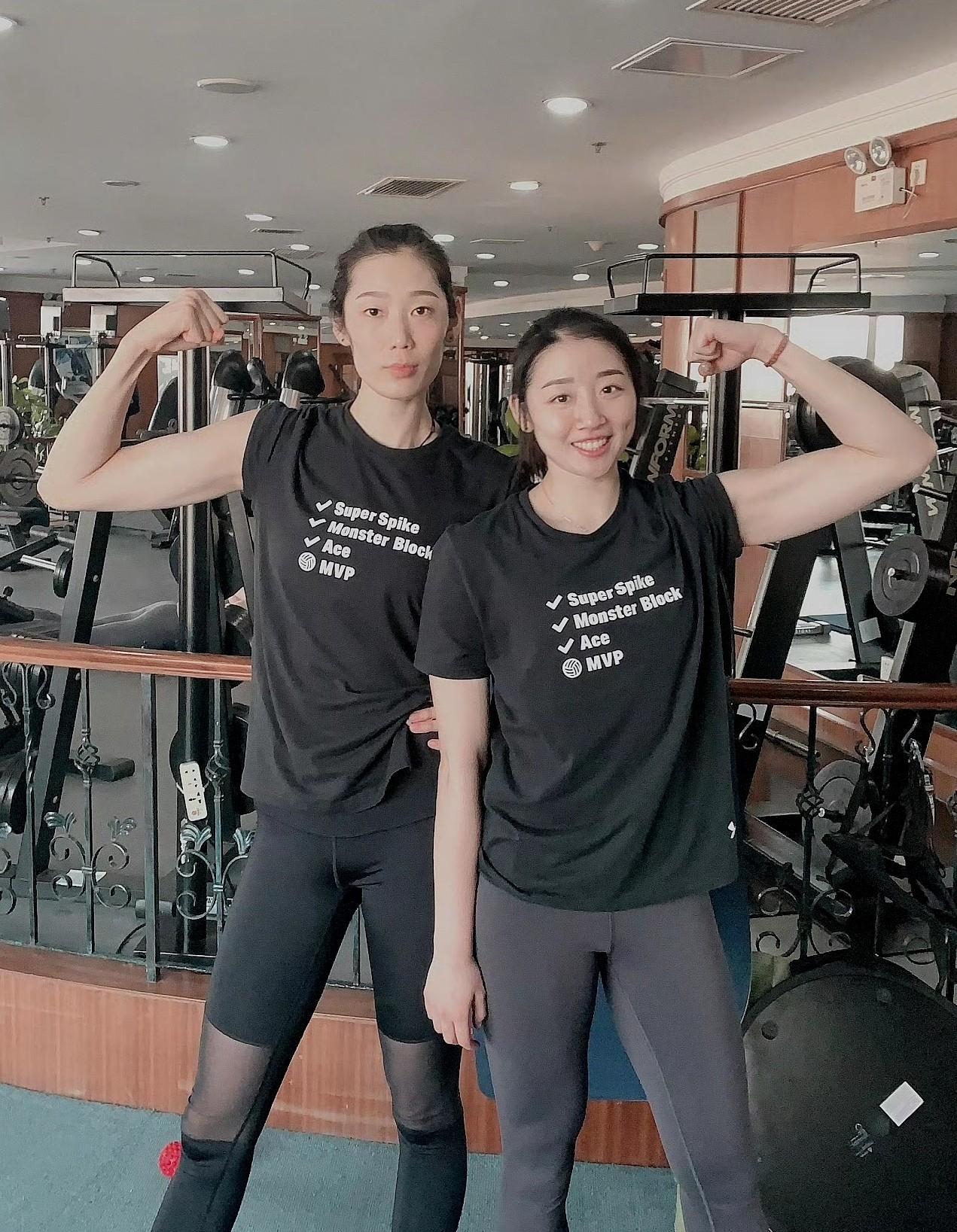 和朱婷合影的这位甜美的女孩（右一）是谁呢？她也是排球女将吗？