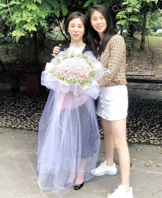 女篮王思雨和母亲的同框合影。母女俩长得真像，换上时尚装得王思雨气质清新漂亮、知书温婉