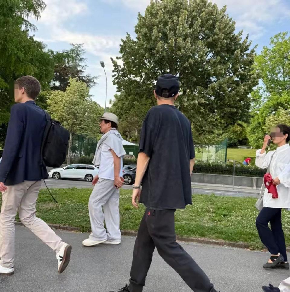 71岁成龙和42岁儿子房祖名在瑞士被偶遇，父子俩罕见同框！