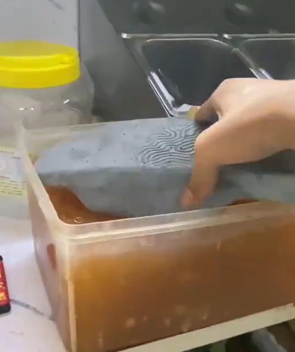 9月17日，广东省深圳市一家名为“某某贡茶”的奶茶店，一名新入职40分钟的男店员
