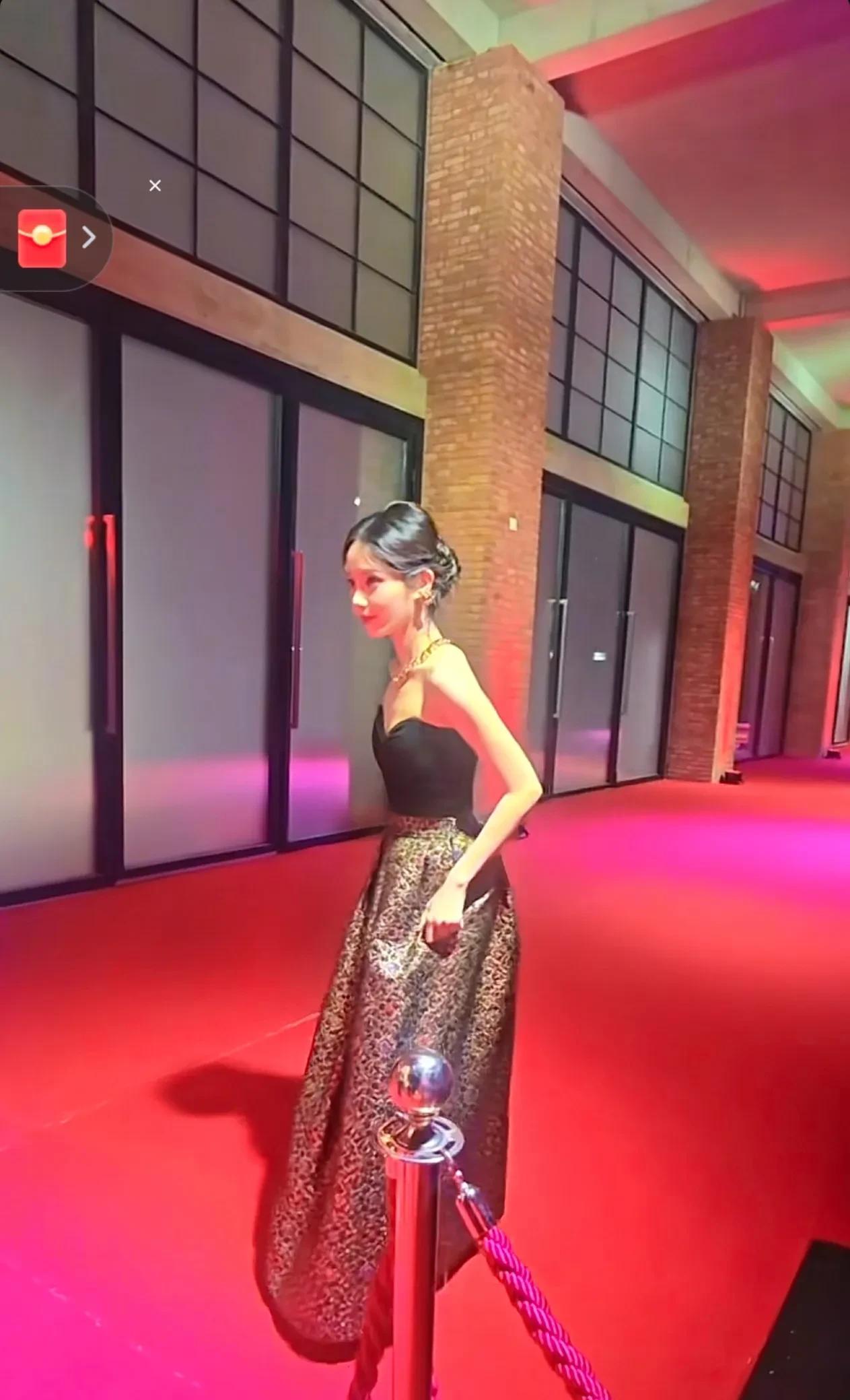 挤在红毯旁的人群里，视线突然被一抹亮色勾住——是#李一桐 ！远远就见她身姿纤细，