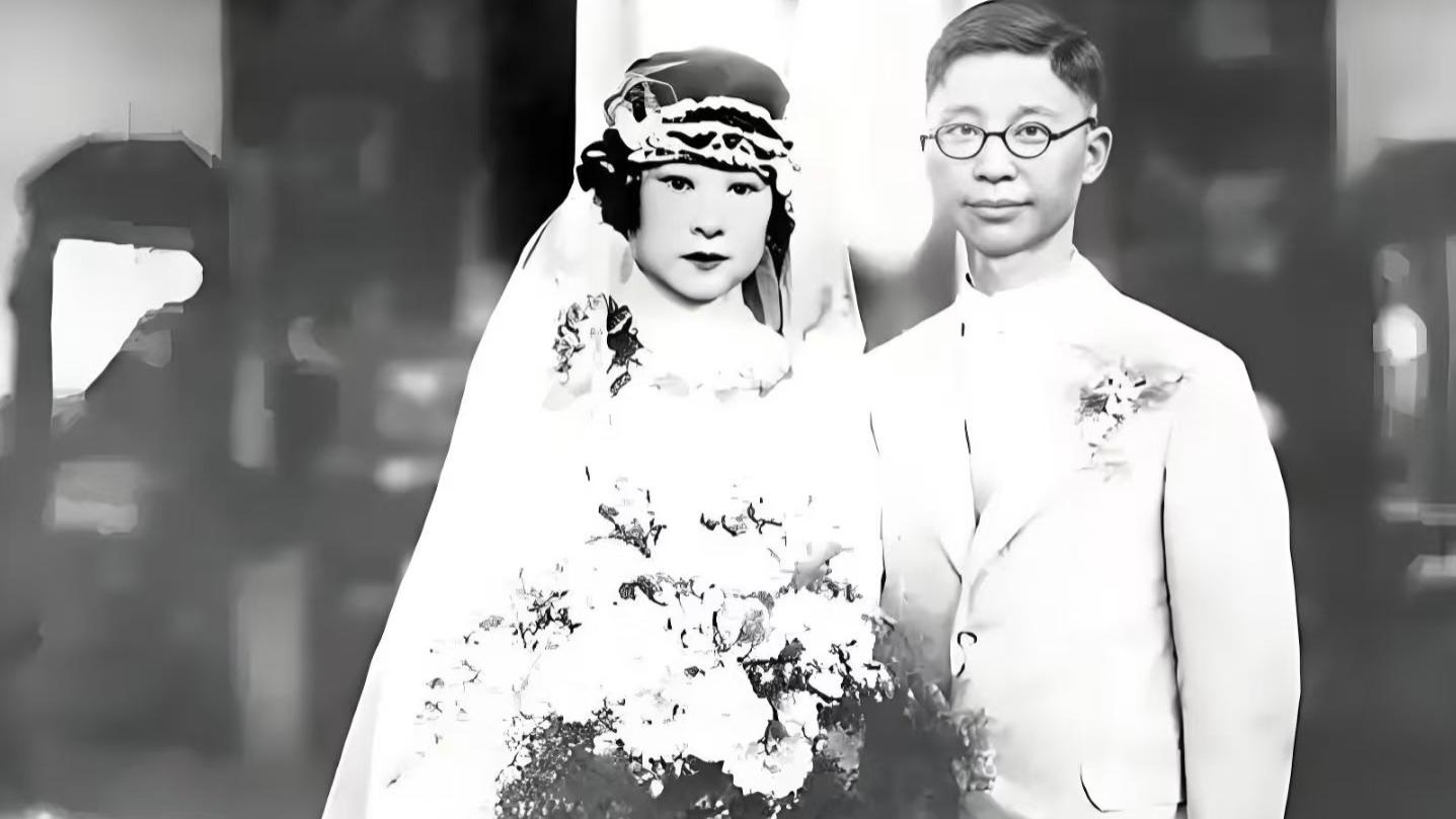 老舍正在吃饭，忽然，有人跑来告诉他说，妻子和孩子们都来了，老舍一听，吓得把筷子掉在了地上。