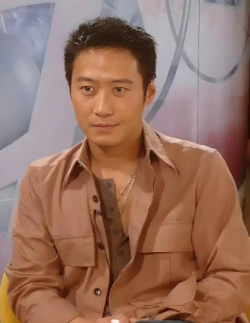 黎明的颜值其实也很普通 这是他03年的样子。 
没有美颜和滤镜，看着十分普通。 