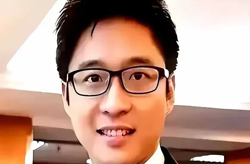 救命呀！现实的的霸道总裁无疑了！霍启山这次真的是把偶像剧情节搬到现实里来了！
