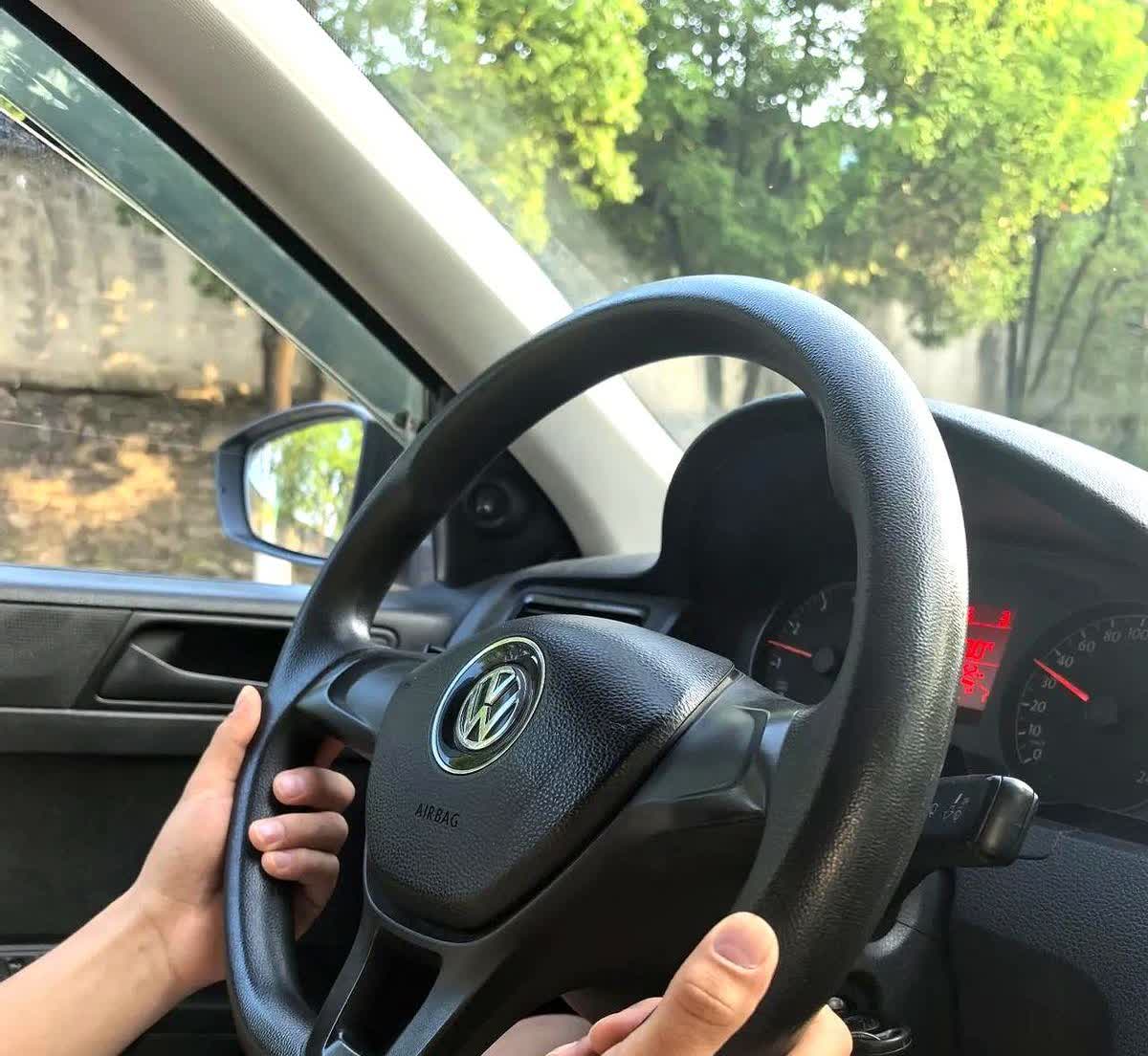 整个科目三考试，需要一点技术含量的项目就是——直线行驶！

是胆子小、方向感