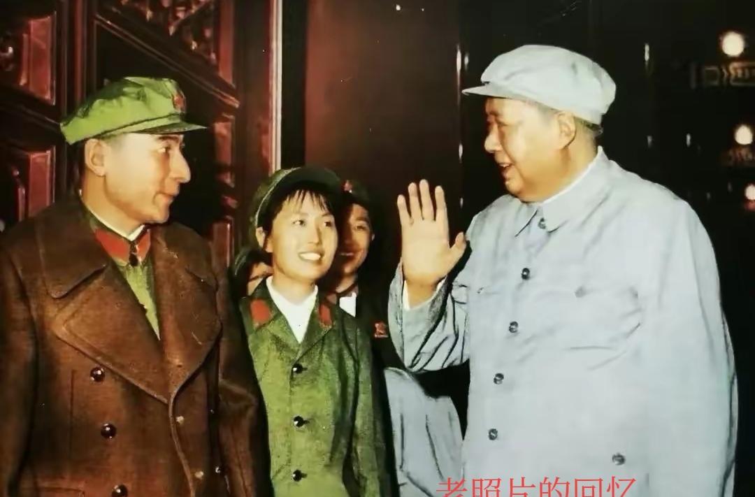 珍贵的一张照片。
70年代初，毛主席在天安门城楼上与新疆党政军负责人赛福鼎同志亲