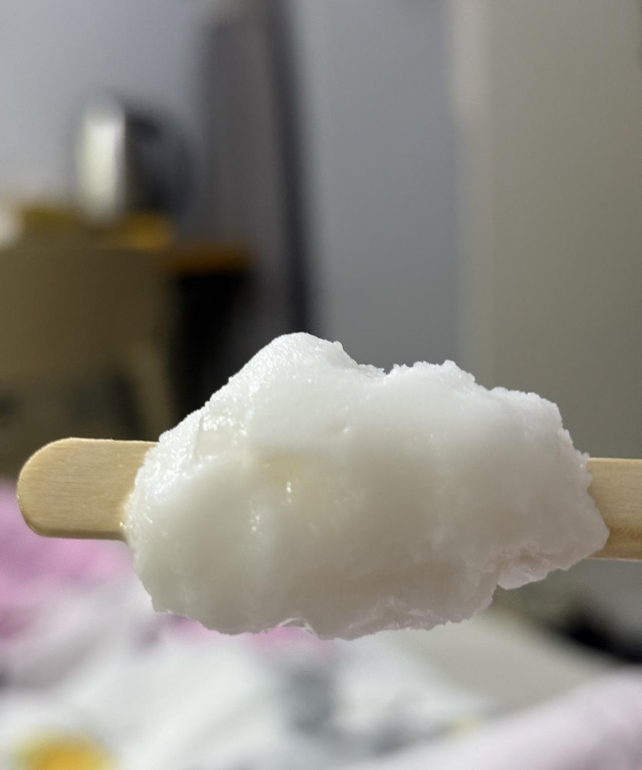 没想到，椰子水冰棍这么好吃。
今天，女儿请我吃冷饮，吃到了这款好吃的冰棍。
打开