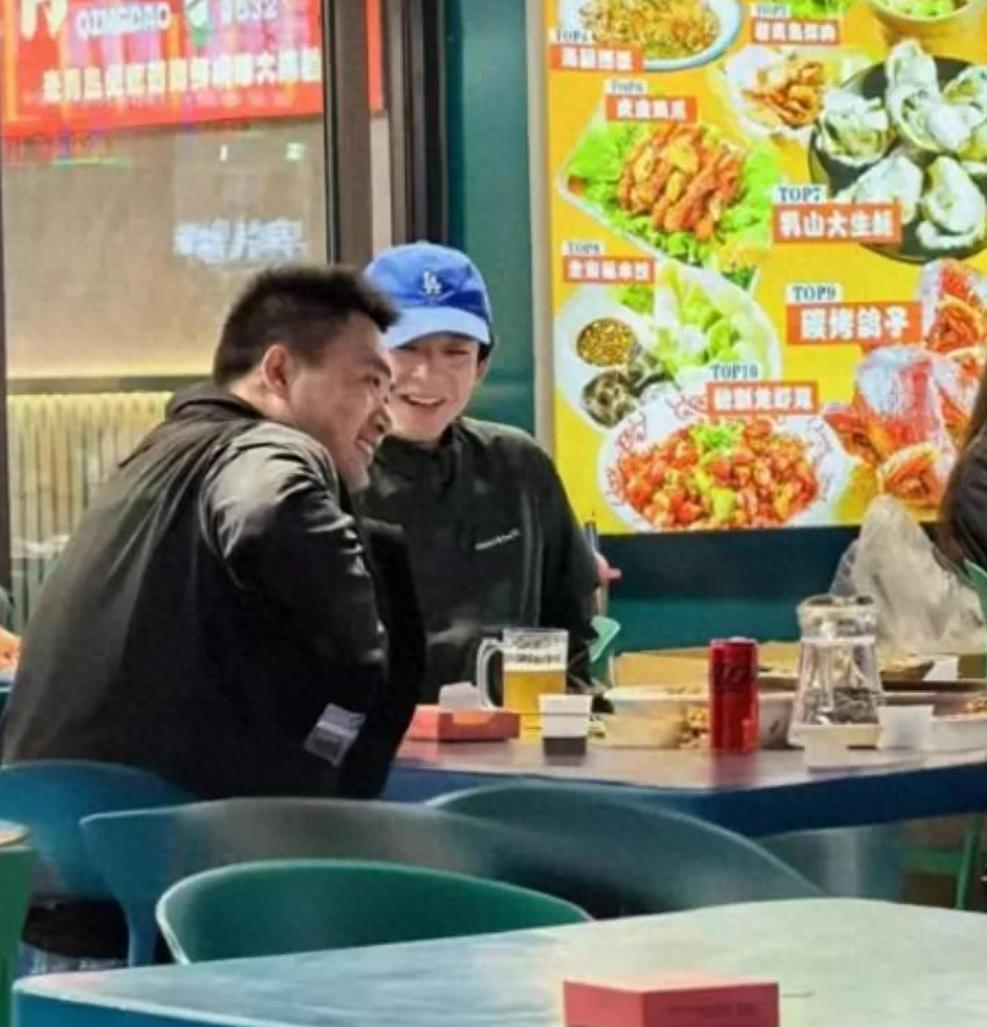 董子健深夜烧烤摊“放飞”，清爽造型引粉丝安心
深夜，董子健与好友现身热闹的烧烤摊