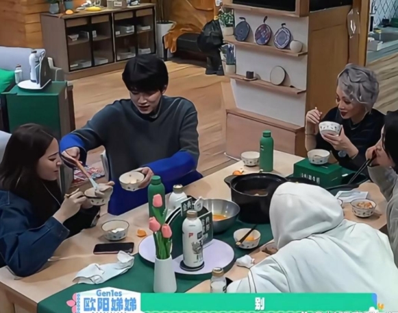 朱丹分鸡腿的宣言，其实同时也将两个弟弟架在“火上烤”。

幸好周翊然很聪明，立马