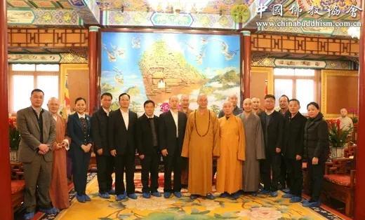 学诚大和尚
自他相换破我执 
理可顿悟，事须渐修，破我执不是想想就能做到的。平常