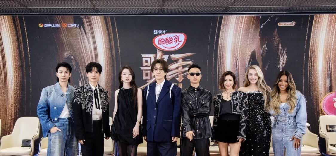 《歌手2025》阵容绝了！主持人是何炅和沈梦辰。陈楚生的《有没有人告诉你》太经典