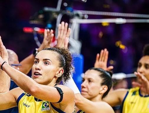 主力全不在，女排还能赢吗？
球迷直接心跳失速。
场边名单一片陌生号码，观众看台集