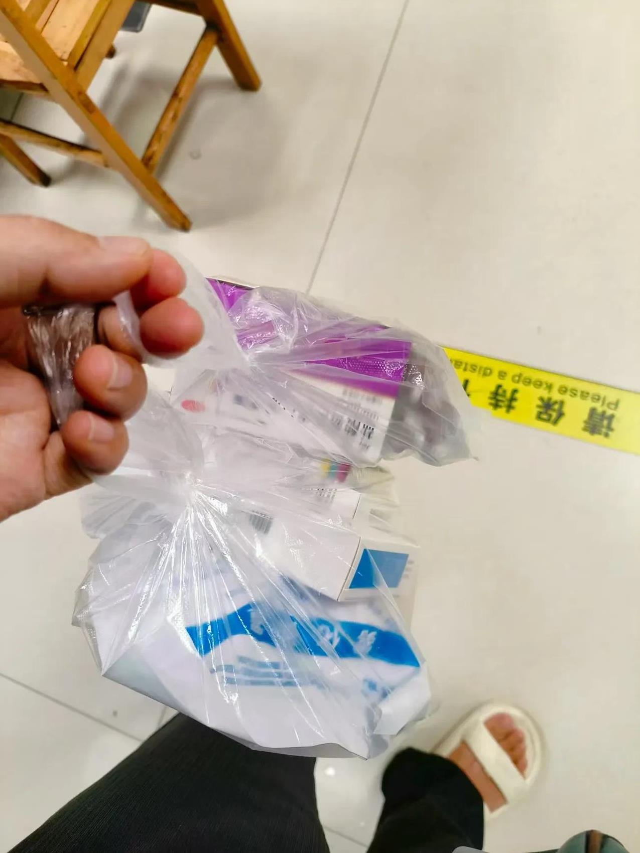 摆摊挣了个寂寞。
上个礼拜我就开始摆摊了，但因为没人帮带孩子，我就只能带着孩子去