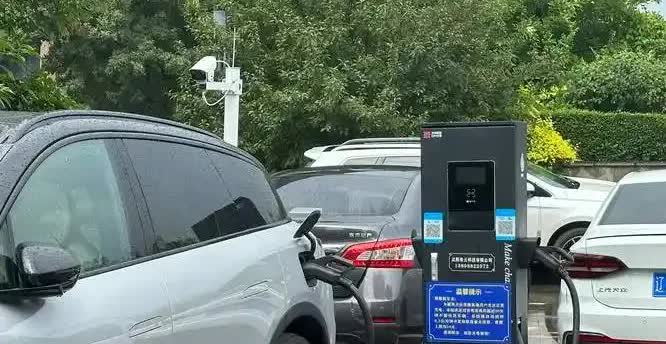 为何20万以上的纯电车，大多低配采用磷酸铁锂，中高配则用三元锂呢？

原因很