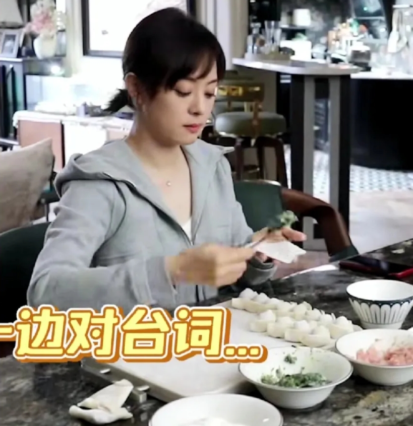 娘娘不愧是娘娘！
以前只知道孙俪演戏厉害，
没想到包饺子也这么在行！
她包的大饺