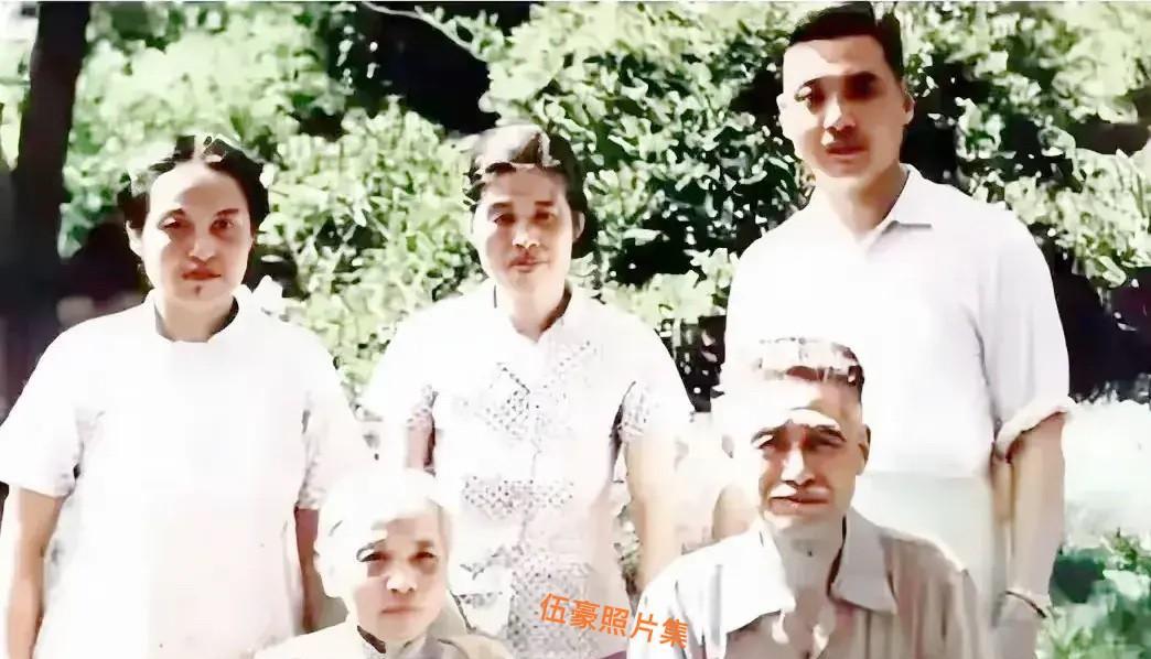 六十年代后期，邓稼先（后右一）与姐姐邓茂先（后左一），姐姐邓仲先（后中）同父亲邓