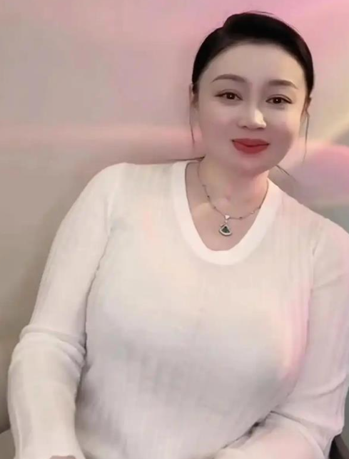42岁关婷娜直播引争议，白T透视是擦边还是新风格？