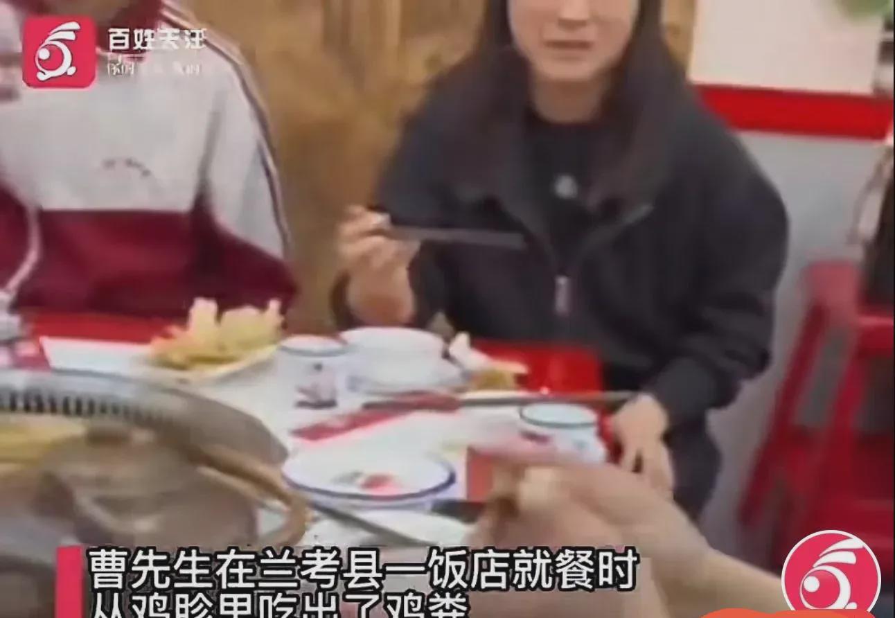 河南开封，一男子请朋友去吃地锅鸡，吃到嘴里味道怪怪的。  这鸡胗里居然有鸡屎！想