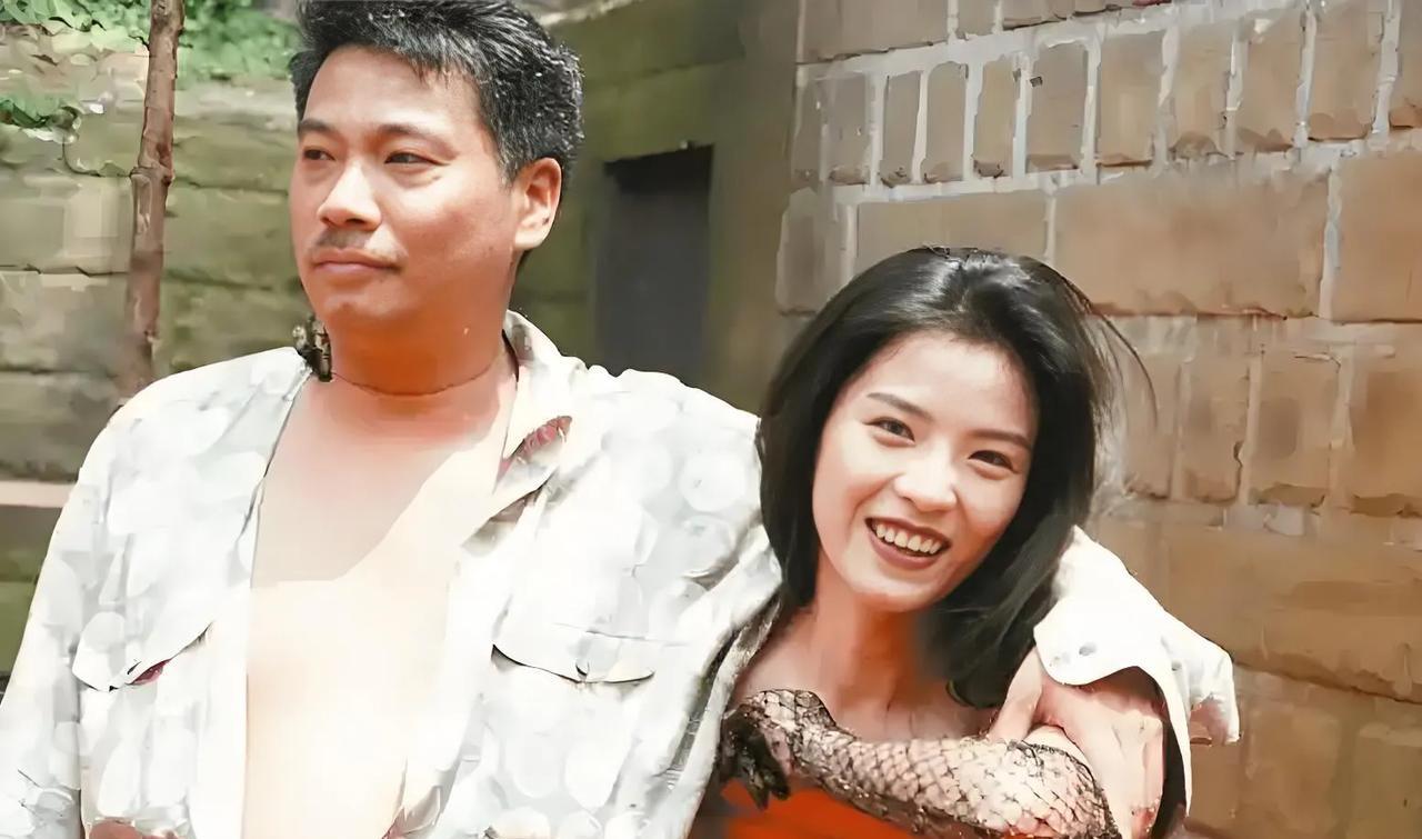 吴孟达说，
我是个没有智慧的人。
当初同时欠6个黑老大高利贷，死路一条的时候，是