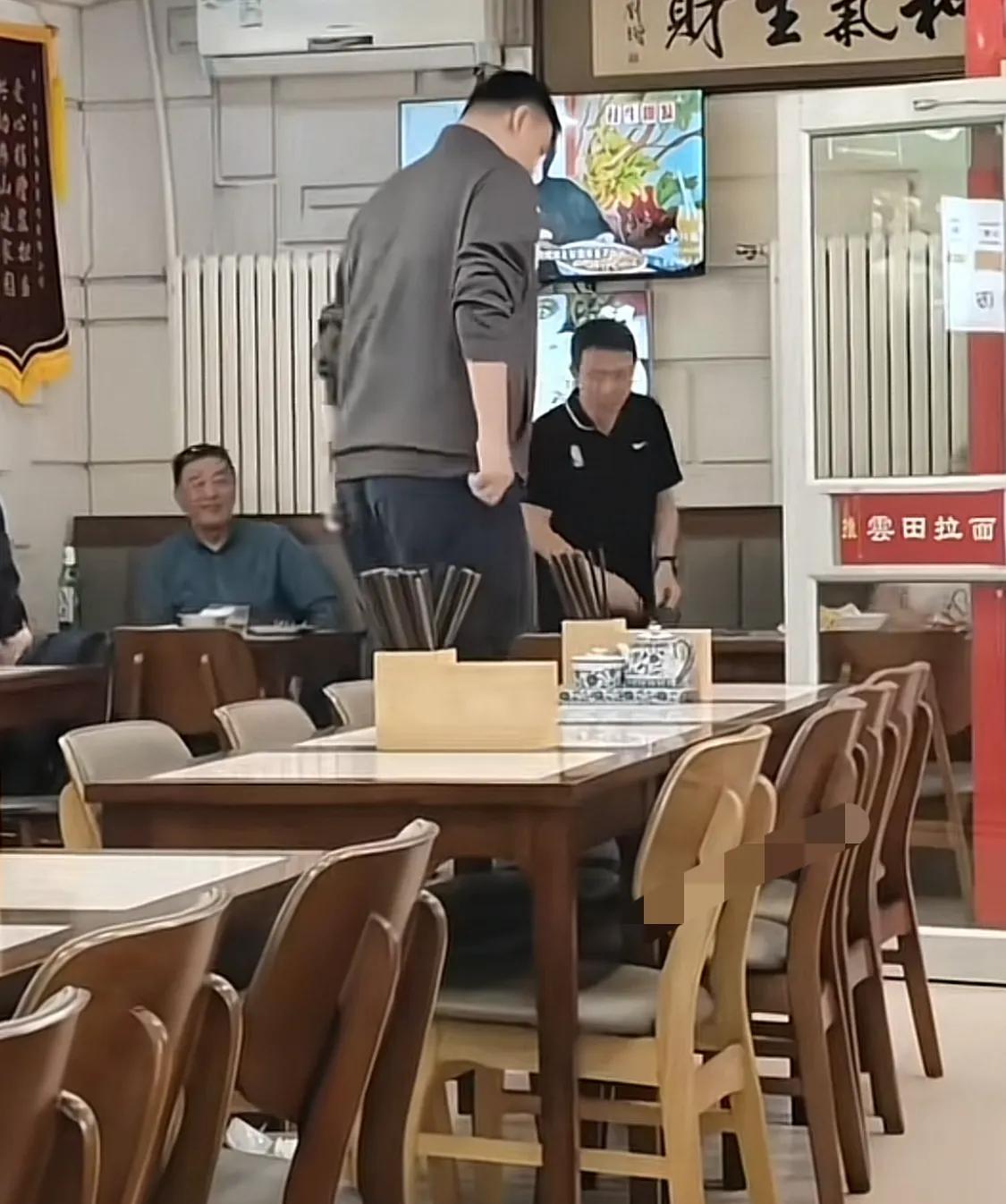 姚明太接地气了！最近，有网友在一家面馆偶遇进店消费的姚明和朋友。网友感叹自己1米
