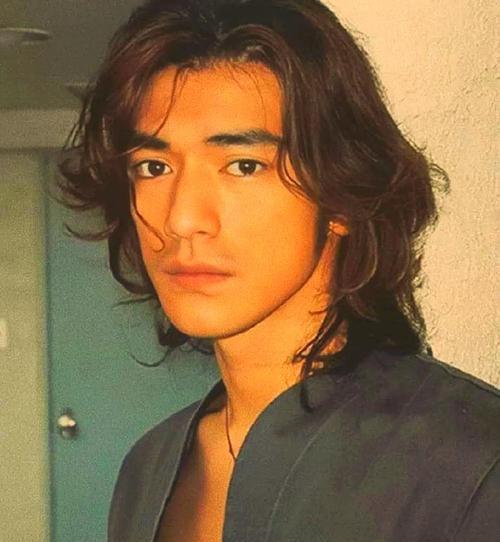 昔日“男神”销声匿迹整整八年，仿佛一颗璀璨星辰隐入云海。如今他突然官宣回归，宛如