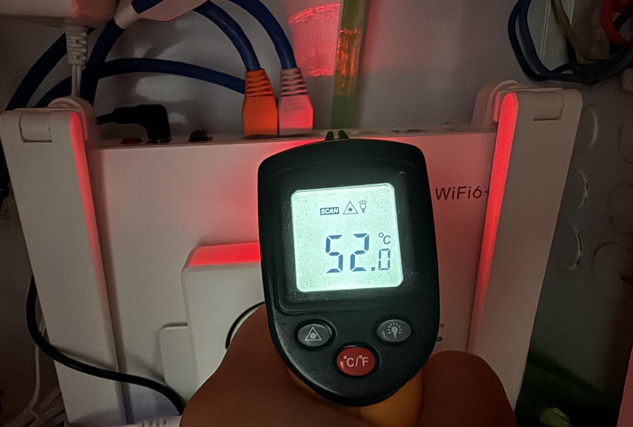 最近室外37度的高温，担心家里光猫温度太高，刚才用红外测温仪量了一下，52度左右