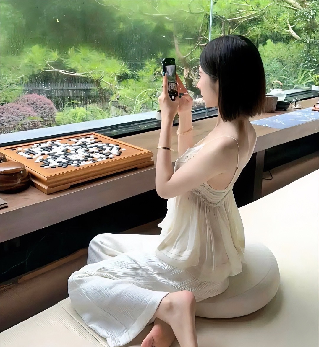 静坐观棋局，心随景自闲。