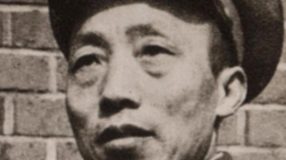 他是二野三号人物，一生鲜为人知，照片与刘邓并列，立刻让人摘下