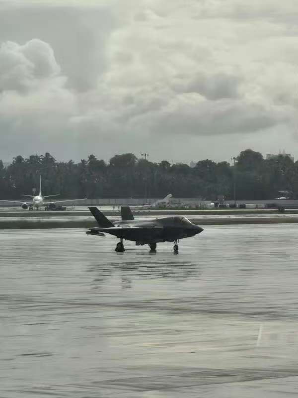 6月14日英国一架F-35B舰载机，由于气候条件差、海况不佳影响，无法在“威尔士