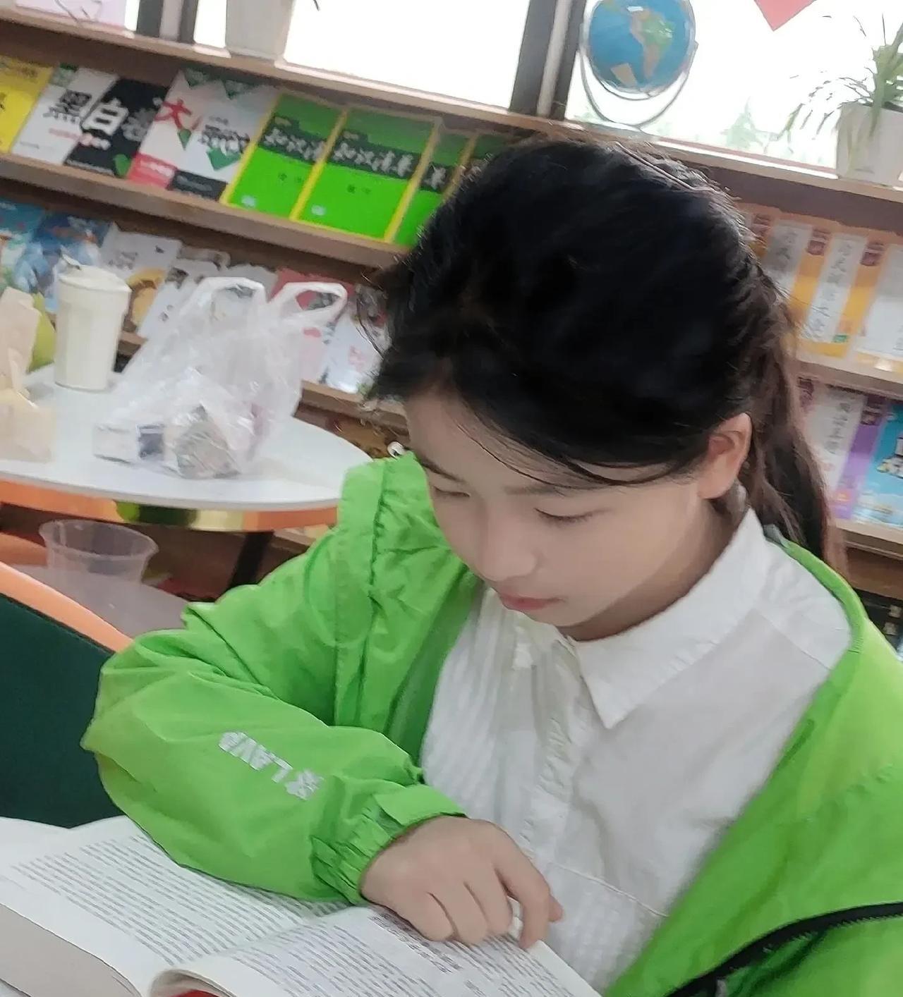 为什么要学会藏巧于拙？
之前的时候，我遇到过一个小丫头，爸爸是博士，妈妈是研究生