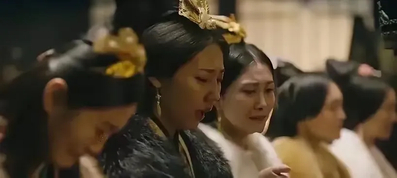 1457年，朱祁钰病死。朱祁镇指着一群哭哭啼啼的弟媳，大吼:“全部给朕拉去殉葬！