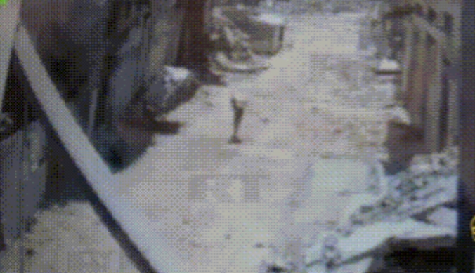 巴勒斯坦加沙地区，一名背着一袋面粉的巴勒斯坦人遭到以色列迫击炮的轰炸当场被炸死。