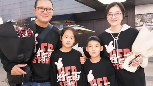 梅婷晒出一家四口近照，一对儿女颜值都很高！梅婷可真是人生赢家