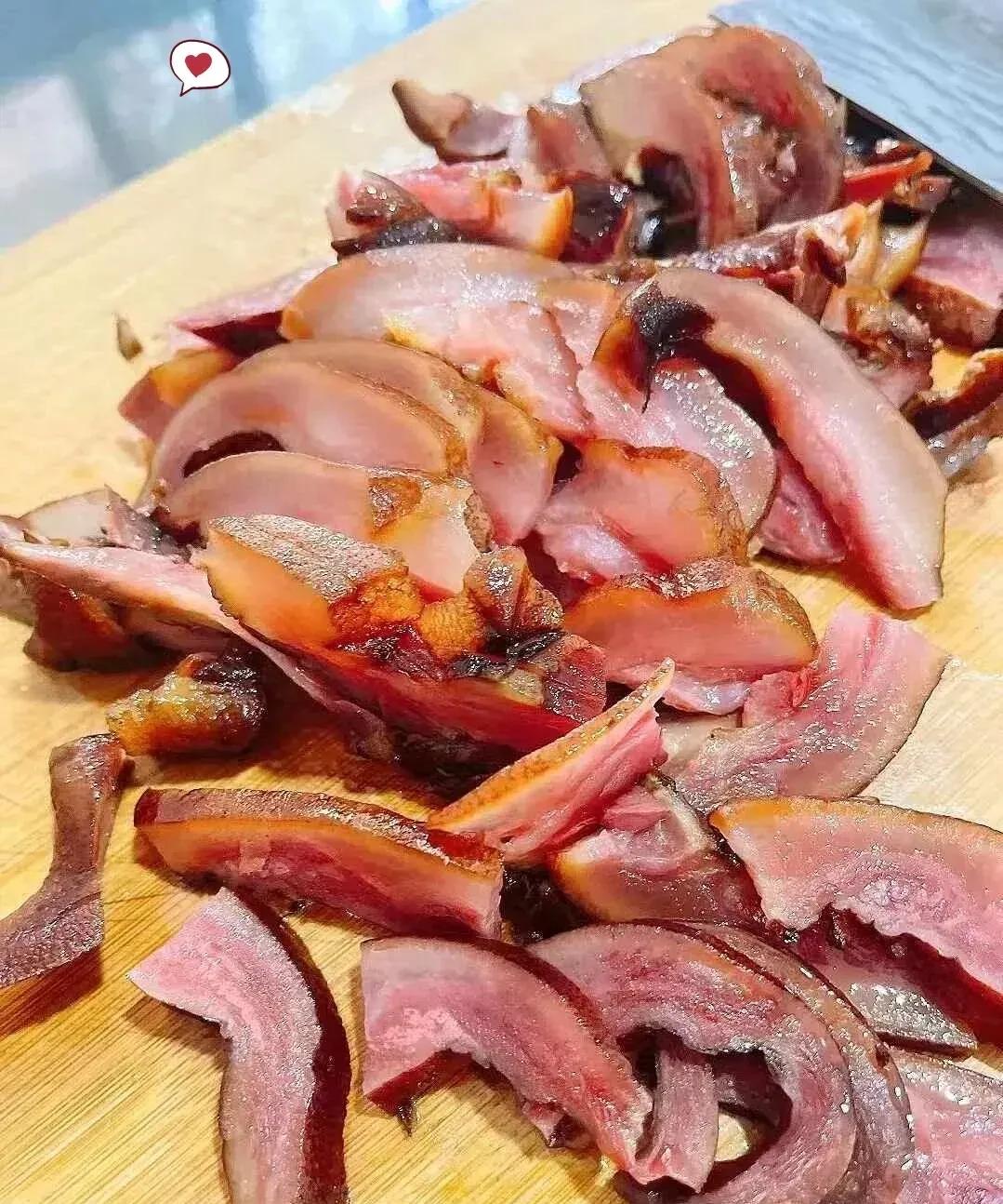 山东一女子买卤肉，78元！



下班后的疲惫让这位山东女子径直走进熟食店，她随