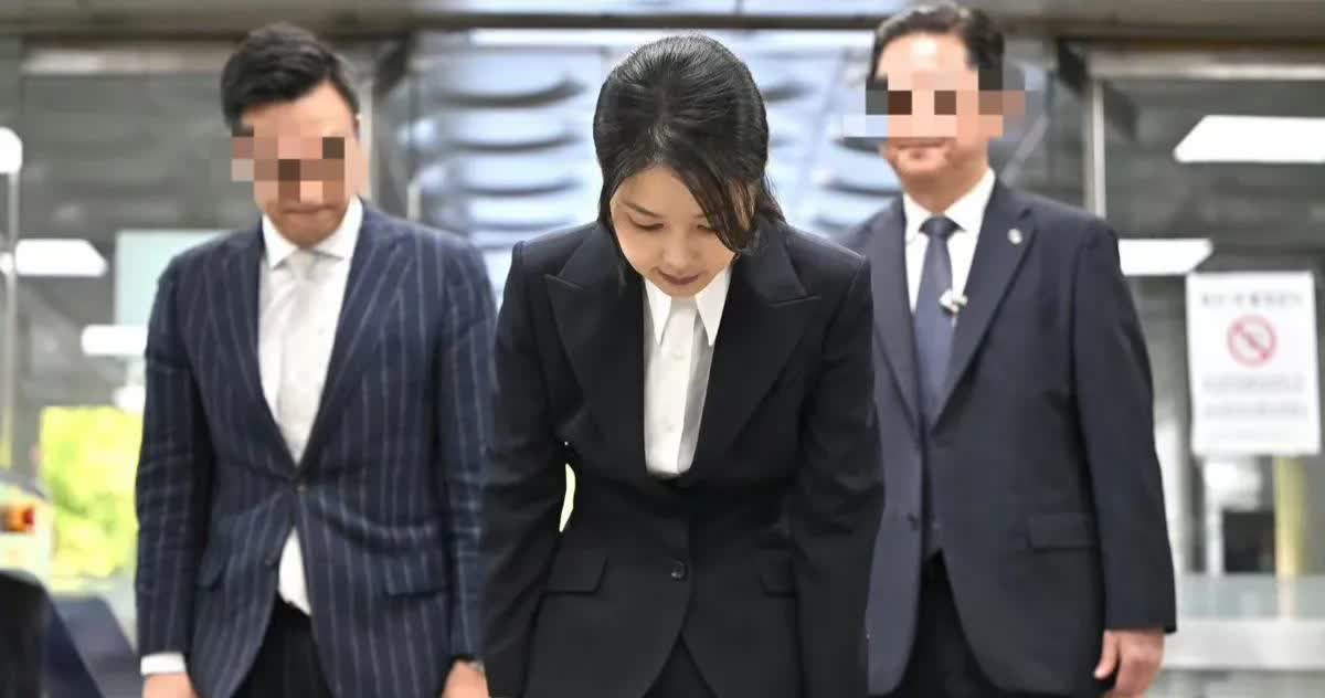 韩国前第一夫人金建希被捕前最后一次公开露面，状态差到离谱。

从法院出来时，