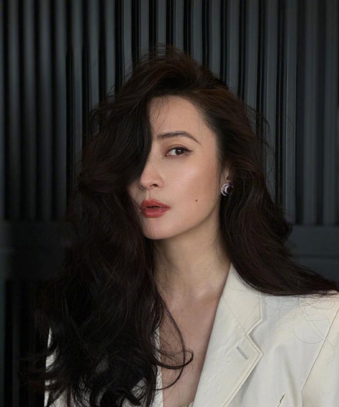 蒋勤勤这炫发量，真是引得好多人羡慕嫉妒恨啊！
6月24日中午蒋勤勤在个人社交平台
