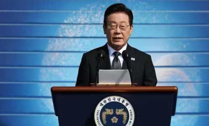 韩国总统李在明的表态，为韩朝关系的僵局撕开了一道关乎人性的缝隙。
他说，帮助韩朝