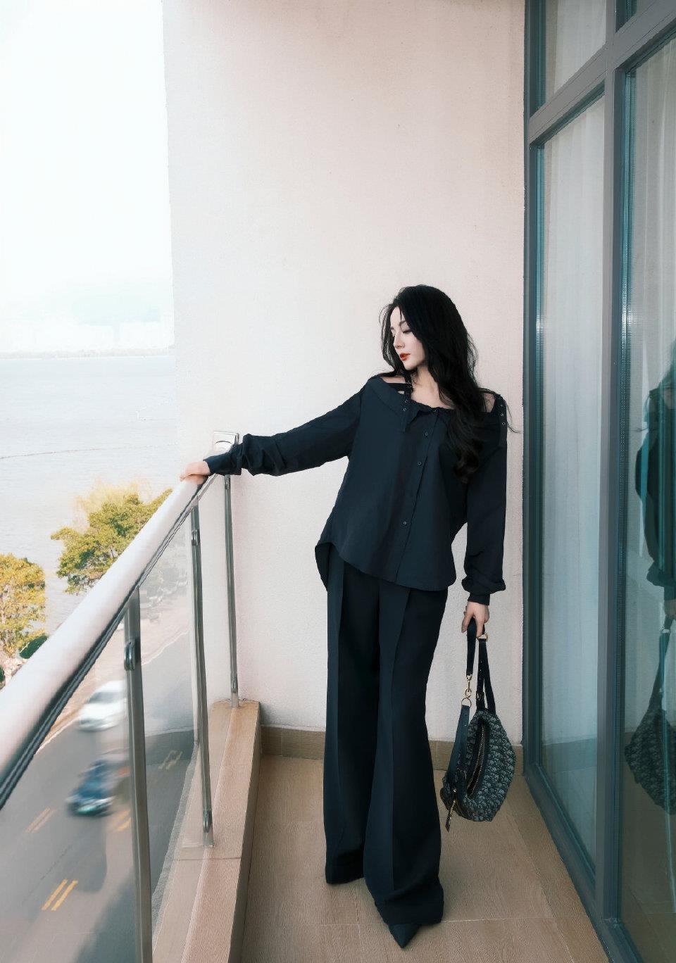 迪丽热巴全新包袋推广大片 
谁懂啊 
完全不一样的美 
就是那种很熟女的美，总之