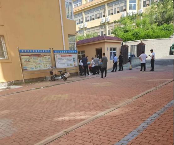 山东青岛，一大学宿管大爷在值班室昏迷离世，学校说是太热导致的，校方回应来了！
事