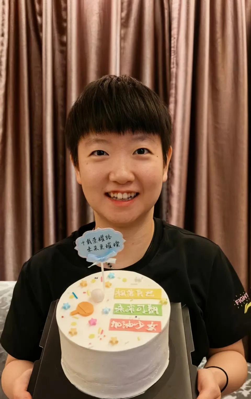 孙颖莎刚进入国家一队的时候，
只有名字连比赛视频都没有，
现在她已经进入国家队1