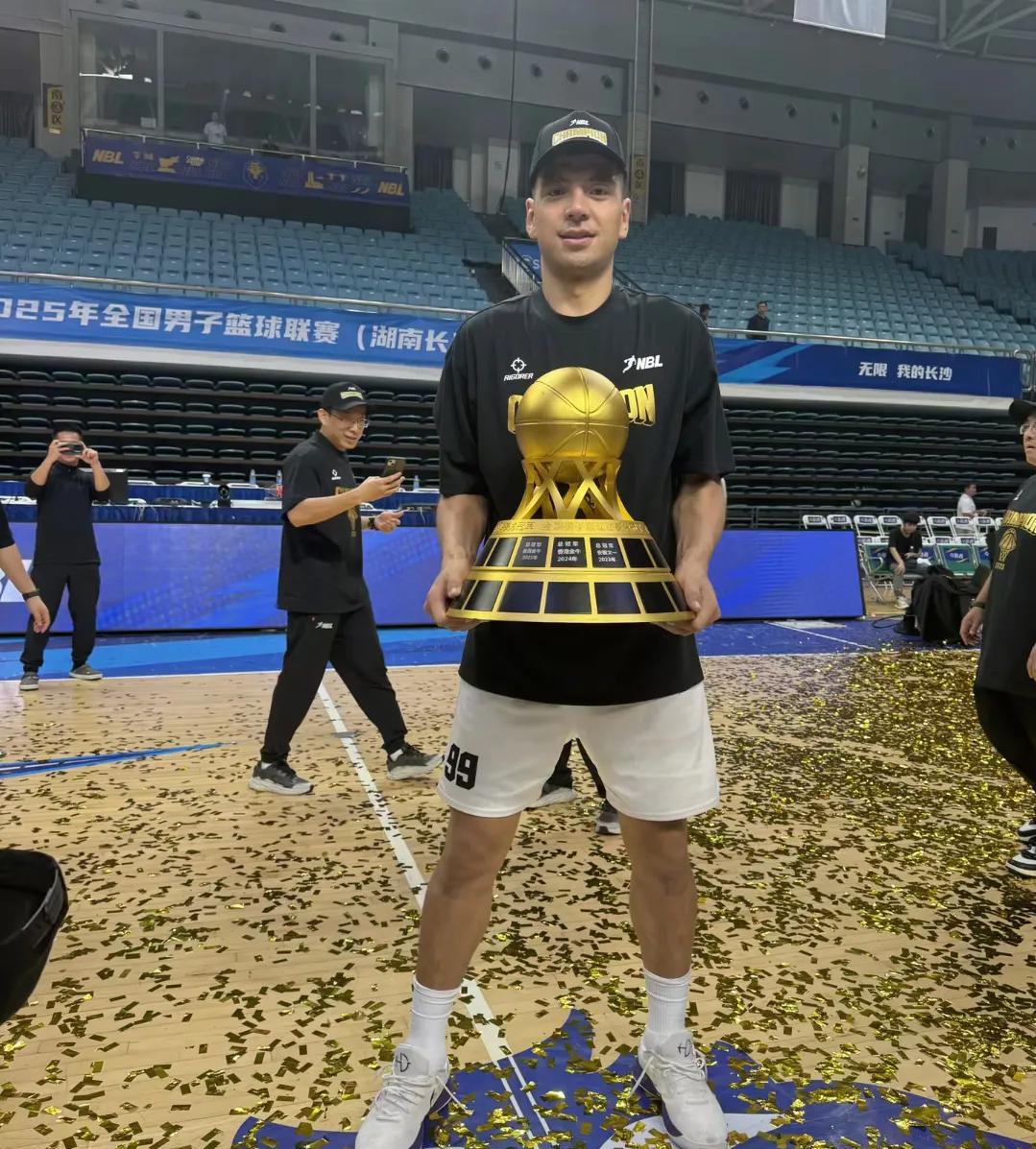 NBL赛场上的福将杨文学的冠军奖杯
杨文学是一名来自宁夏固原的篮球运动员，今年2