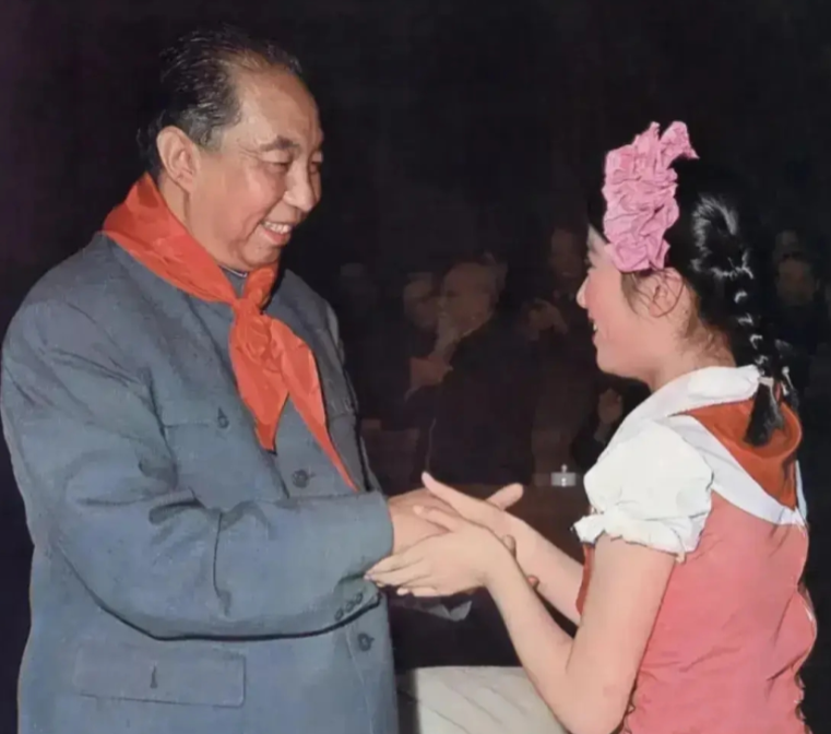 华老与一位红领巾少年的合影，十分慈祥！

1978 年 10 月 16 日，共青